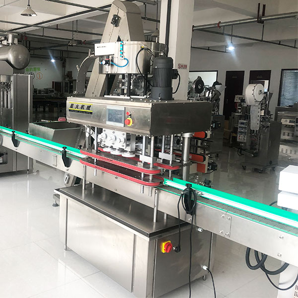 全自動消毒液旋蓋機車間實拍